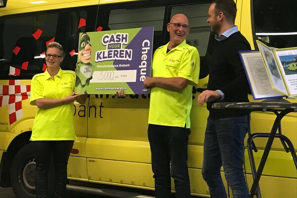 Cheque ter waarde van €3000,- aan de WensAmbulance Brabant